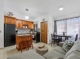 2-BD Condo with Pool, Walk to Beach