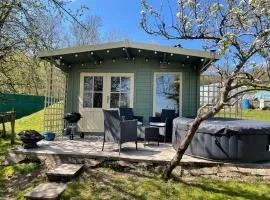Lodge with HotTub-Garden-PetsOK-Bbq-MountainViews