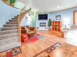 Family Retreat 2 Mi to Santas House Pets Welcome，位于North Pole的酒店