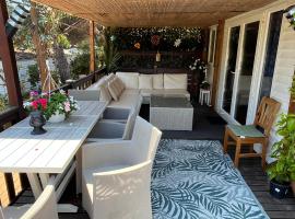 Bungalow vue mer Pampelonne St-Tropez，位于圣特罗佩的酒店