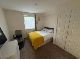 Luxury 1 Bedroom Urban Retreat with Private Balcony, Moments from Norwood Station & Crystal Palace FC