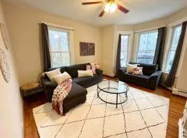 2 BR City Sanctuary - 5 Mins to Historical Salem!