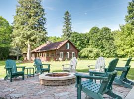 Dog-Friendly Park Falls Cottage with 5 Acres and Lake，位于Park Falls的酒店
