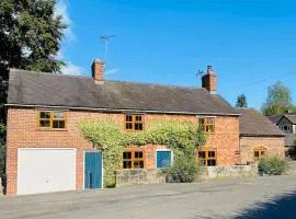 Alton Village 5mins to Alton Towers 3 bedrooms Sleeps 8 JCB Golf