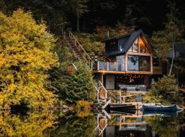 The Water’s Edge * * Unique Muskoka Treehouse * *，位于Windermere的酒店
