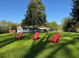 Grand River Entire Cottage near Cambridge and Brantford，位于坎布里奇的酒店