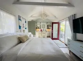 Recharge at Tranquil Sea Salt Cottage in Historic Wiscasset