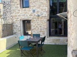 Atypical house with terrace，位于Salles-sous-Bois的酒店