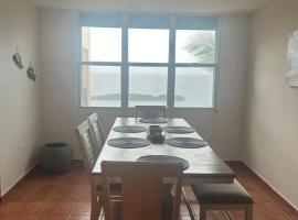 The Yellow House: Fully Equipped, Spectacular Beach View，位于马纳蒂的酒店