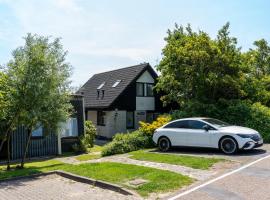 Een Ruime Vakantiehuis aan de kust in het prachtige Sint Maartenszee，位于圣马丁斯泽的酒店