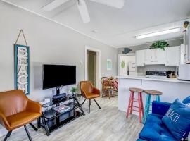 Beach Vacation! Walkable to Dining&Shopping-Unit A，位于泰比岛的酒店