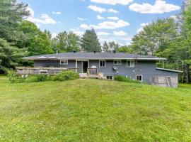Private cottage with 26 acre & outdoor games，位于布雷斯布里奇的酒店