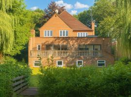 Luxury Ascot Retreat Private Indoor Heated Pool, Wellness Spa & Gardens，位于桑宁戴尔的酒店