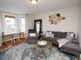 Charming Downtown Gem. 2 minutes to Salem. Workspace Included