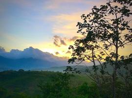 Secluded Riverfront Home - Boquete area with Pool，位于Bajo Boquete的酒店