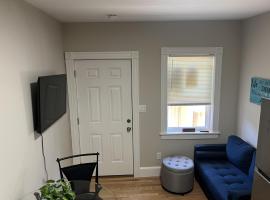 Downtown Apt King Beds Mins to Salem，位于比弗利的酒店