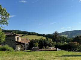 Quiet cottage with nice view between Mâcon and Cluny，位于Cenves的酒店