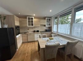 Apartmán pod lesom - rodinný oddych neďaleko Bojníc，位于普列维扎的酒店