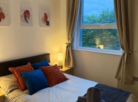 Zelena Luxurious Apartment, Private Parking, Fast Wi-Fi, Self Check-In Anytime Perfect For Late Arrivals, 5 Minutes to Old Trafford Stadium，位于曼彻斯特的酒店
