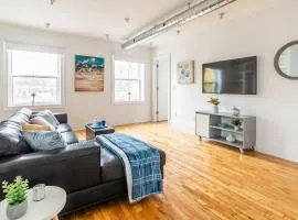 Stylish & Pet-Friendly 2BR Suite in Trendy Leslieville with Portable AC