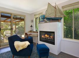 4BR 2BA Cozy Blackheath Cottage with Firepit & Pool Table，位于黑荒地的酒店