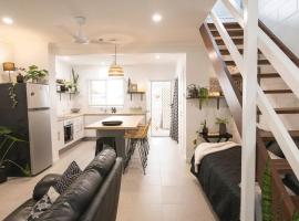 Whitsunday Pandanus-Stylish 2 bedroom townhouse in quiet location，位于坎农代尔的酒店