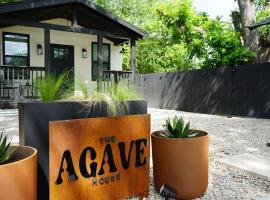 Stay at The Agave - New Braunfels Tiny House，位于新布朗费尔斯的酒店