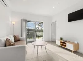 Modern 1 Bed Apartment - 6 Min walk to beach
