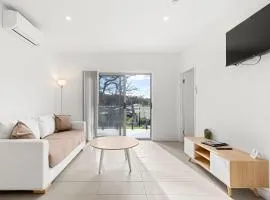 Modern 2 Bed Apartment with BBQ - 6 Min walk to beach