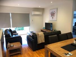 Lbarza Stylish 3BR Central Serviced Apartment，位于谢珀顿的酒店