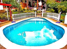 Rincón del colibrí/casa campestre/piscina/la vega，位于拉维加的酒店