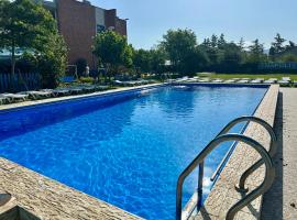 Napoli Nataxtari hotel,pool,bar,kamping，位于Natakhtari的酒店