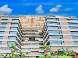 Super Hotel O Naroda GIDC Formerly Yuvraj，位于艾哈迈达巴德萨达尔·瓦拉巴伊·帕特尔国际机场 - AMD附近的酒店