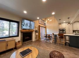 1 Bedroom with Loft, Cozy Mtn Condo with Pool and Jacuzzis，位于马姆莫斯湖的酒店