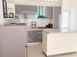 Luxe Highway Residencies Penthouse，位于Pannipitiya的酒店