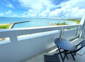 Crest Blue 402-オーシャンフロント! 新築マンション!，位于金武的酒店