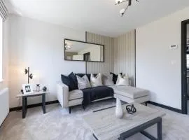 Beautiful and Spacious 3-bed Home in Nottingham by Renzo, Driveway, Close to M1!