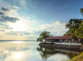 EKHO Lake House，位于波隆纳鲁沃的酒店