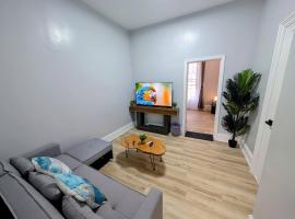 Central brownstone in Hoboken Dwntn! 15 mins to NY，位于霍博肯的酒店