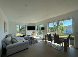 neue 90qm Ferienwohnung mit 3 Schlafzimmern in Seenähe