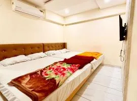 HOTEL APPLE G STAY Near Shri Mahakaleshwar Jyotirlinga Temple - Fully Air Conditioned Hotel - Free Wifi & Parking - Excellent Customer Service Awarded