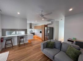 The Lite House for luxe living，位于凯恩斯的酒店