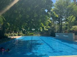 Spacious Fully-furnished 2 Bedroom & 2 Bath in Davao City Near SM Ecoland & DGT，位于达沃市的酒店