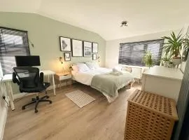 Spacious Guest Room in Basildon, Essex