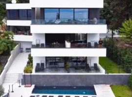 Aparthotel Villa V with pool and breakfast，位于里耶卡的酒店
