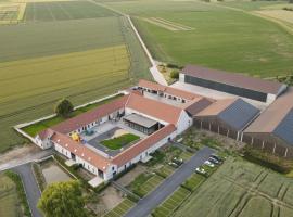 Ferme de Pétrieux - Gîte "L'Erable" avec piscine et wellness，位于图尔奈的酒店