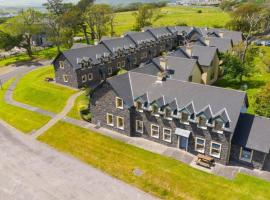 Dingle Courtyard Holiday Homes 3 Bed Sleeps 6，位于丁格尔的酒店