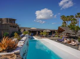 Finca De Arrieta Village - Yurts and Stone Cottages - Shared Pool - Walking distance to Arrieta Beach - Off Grid，位于Tabayesco的豪华帐篷营地