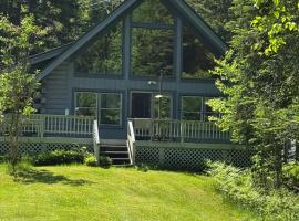 Outta Range Outta Range, A Cozy Log Home Retreat，位于兰奇利的酒店