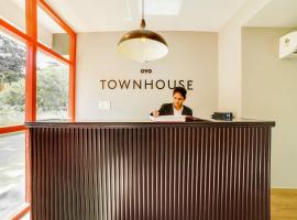 Townhouse Sarvar Hospitality Near Ascendas Park Square Mall，位于班加罗尔的酒店